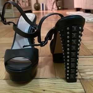 Vince Camuto studded heels size 6